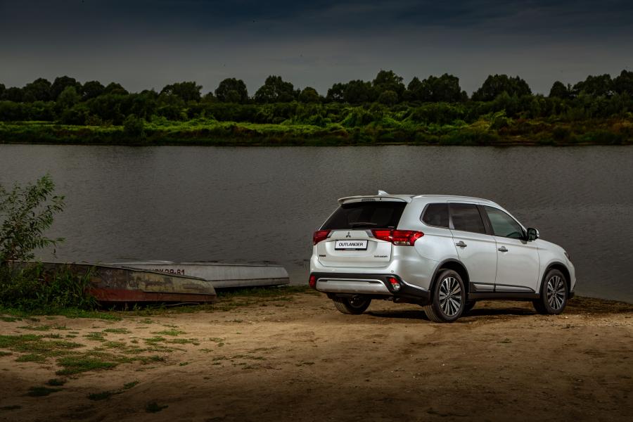  Mitsubishi Outlander 2018 года  (CIS) (фото 16 из 41)